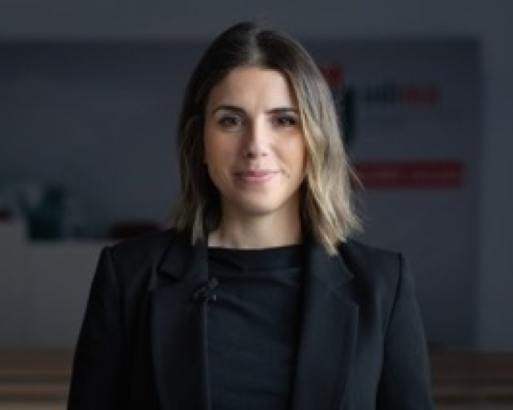 Leticia Santana Plano Medio en tamaño pequeño